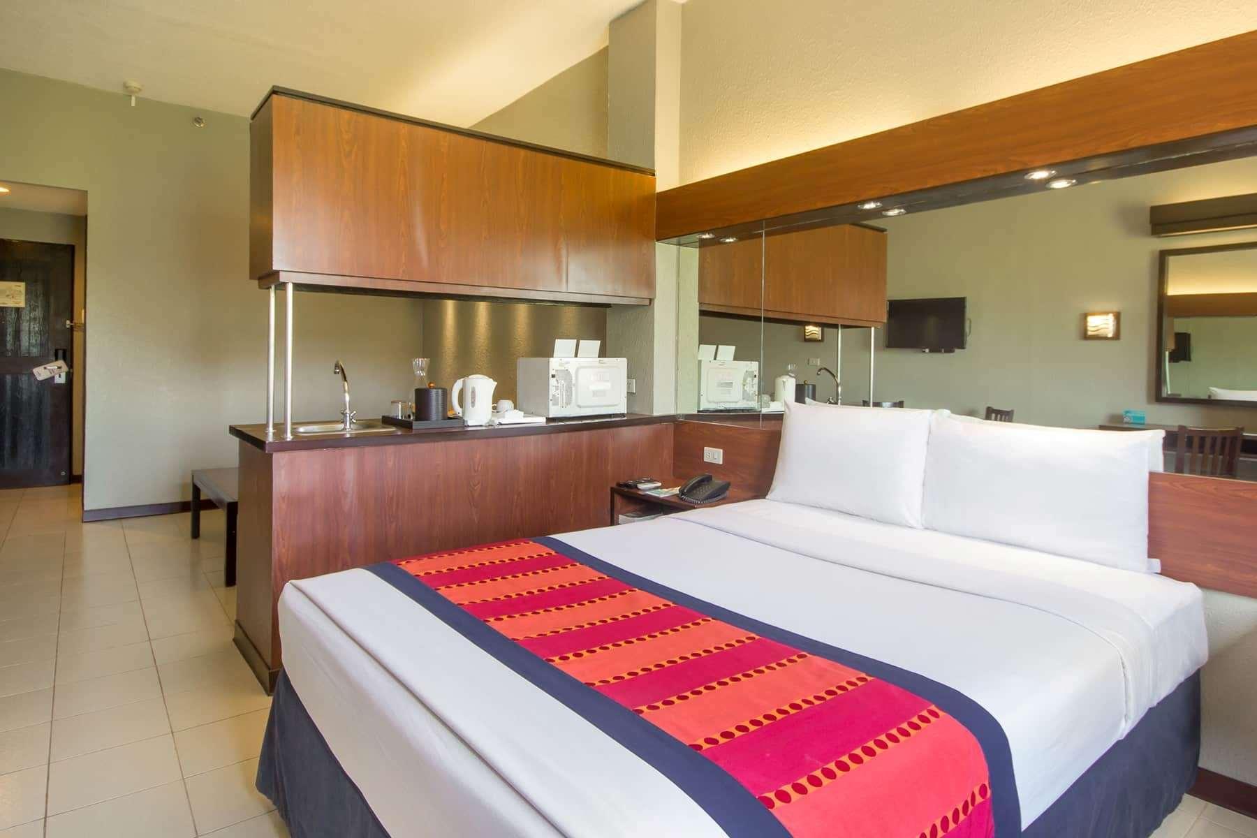 Microtel By Wyndham Eagle Ridge General Trias  Exterior photo